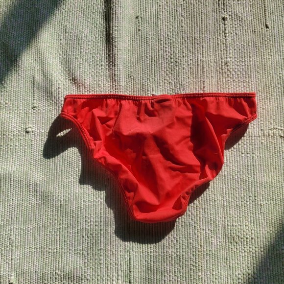 Red SKU speedo - Picture 2 of 2